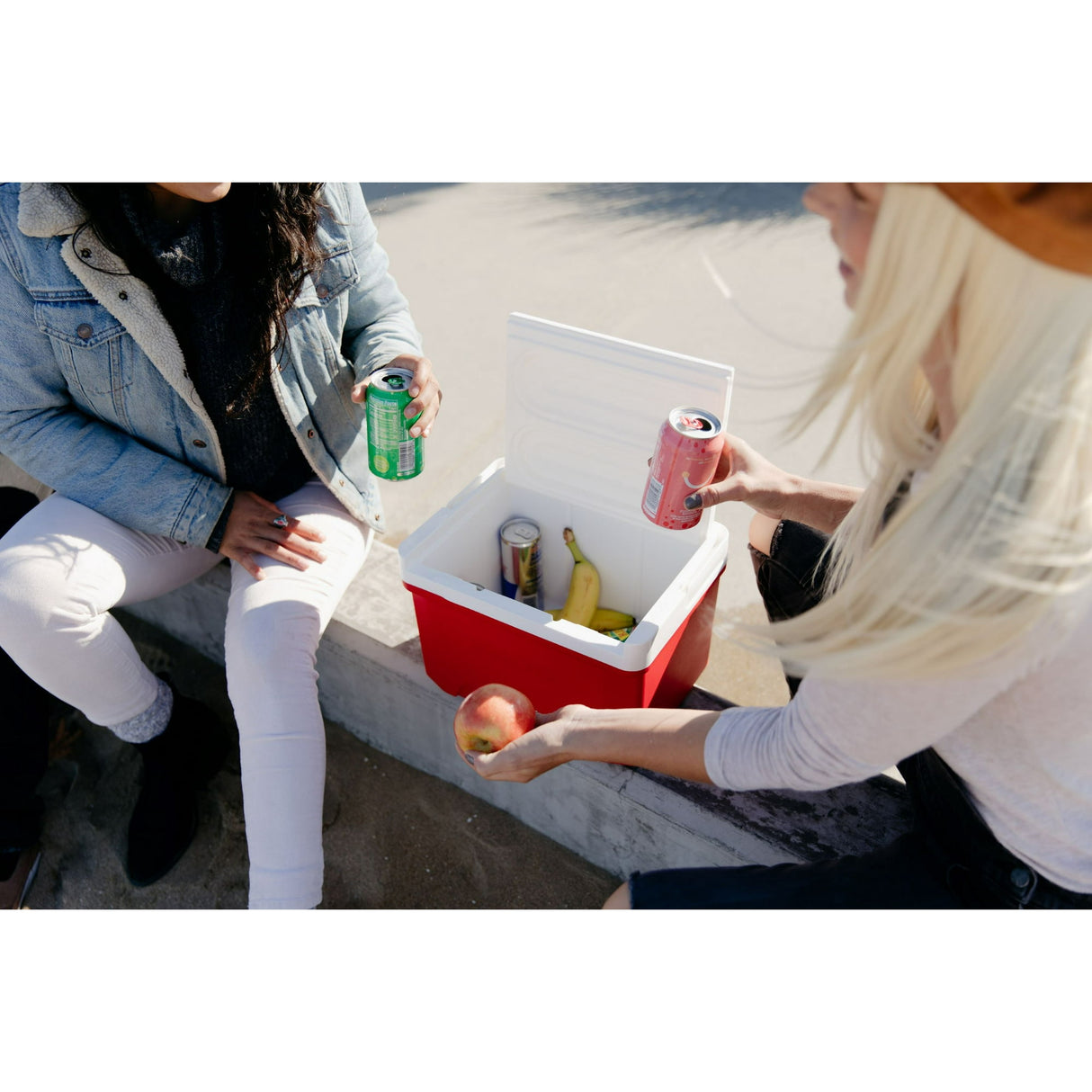 Igloo 00032856  9Qt Cool 9 Hardside Cooler-Red/White